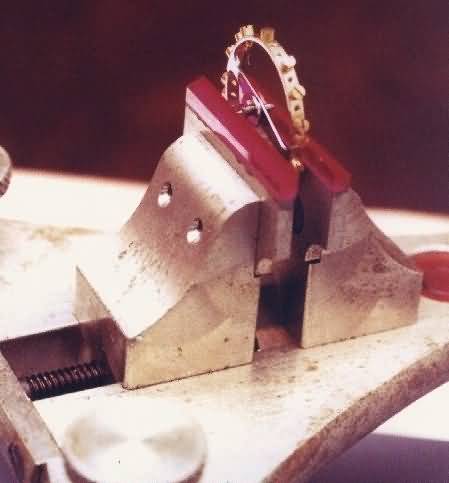 Poising tool to check if the weight distribution on the balance wheel is equal